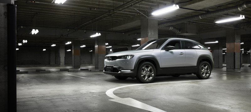 Το νέο μοντέλο της Mazda εντάσεται στην κατηγορία των crossover και αποτελεί το πρώτο ουσιαστικό βήματα της φίρμας στον τομέα της ηλεκτροκίνησης.