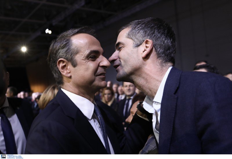 Το φιλί του Κώστα Μπακογιάννη στον Κυριάκο Μητσοτάκη