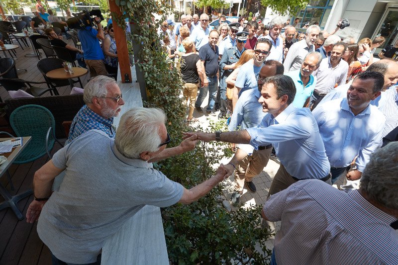 Ο Κυριάκος Μητσοτάκης συνομιλεί με τους κατοίκους του Αλμυρού / Φωτογραφία: EUROKINISSI