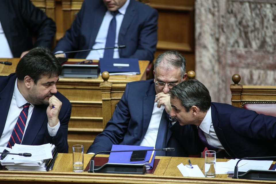 Θεοδωρικάκος και Λιβάνιος συζητούν με τον Κυριάκο Μητσοτάκη στα υπουργικά έδρανα