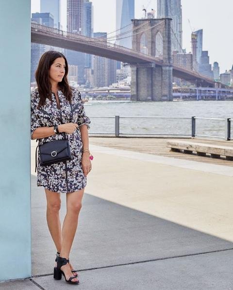 Η Rebecca Minkoff ποζάρει με θέα γέφυρα στη Νέα Υόρκη