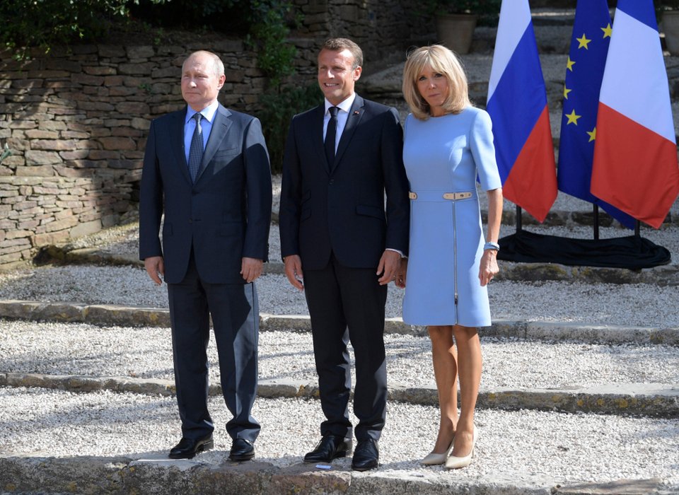 Η Μπριζίτ Μακρόν με θαλασσί Louis Vuitton φόρεμα και nude γόβες υποδέχτηκε μαζί με τον σύζυγό της, τον Ρώσο πρόεδρο Βλαντιμίρ Πούτιν