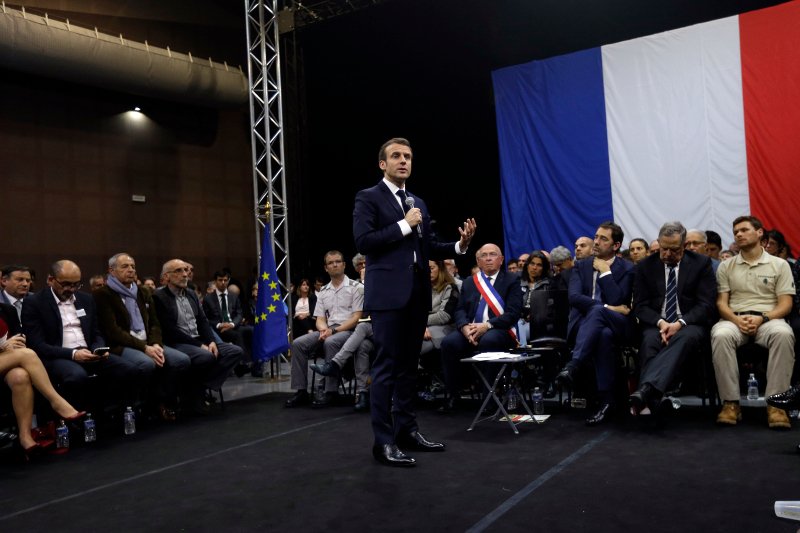 Ο Γάλλος πρόεδρος Μακρόν μιλά σε ένα από τα ντιμπέιτ στο πλαίσιο της Μεγάλης Εθνικής Διαβούλευσης.