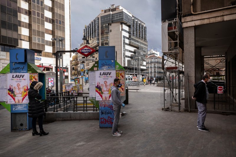 Μαδριλένοι περιμένουν στην ουρά παντοπωλείου τηρώντας αποστάσεις μεταξύ τους λόγω του κορωνοϊού.