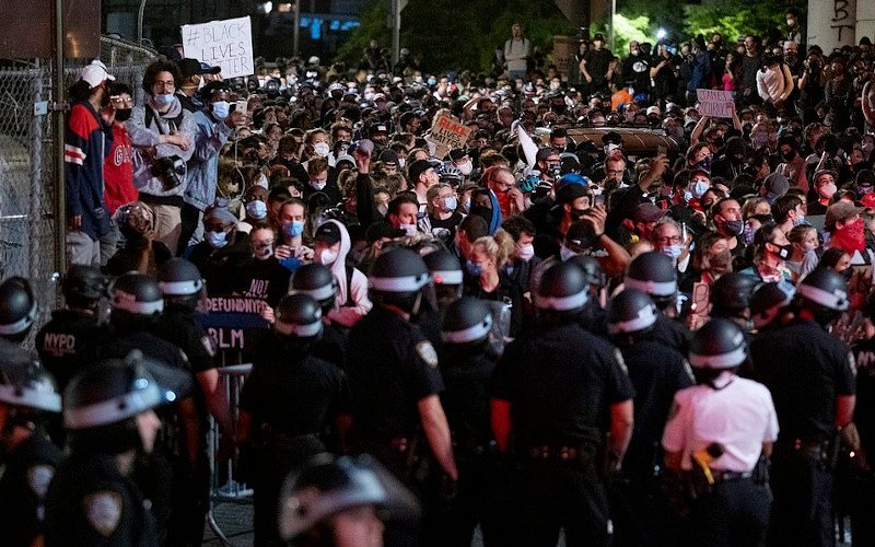 Χιλιάδες διαδηλωτές εγκλωβίστηκαν στη γέφυρα του Μανχάταν