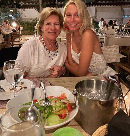 Η Μαρία Ολυμπία με την γιαγιά της, Άννα Μαρία από τις διακοπές τους στις Σπέτσες