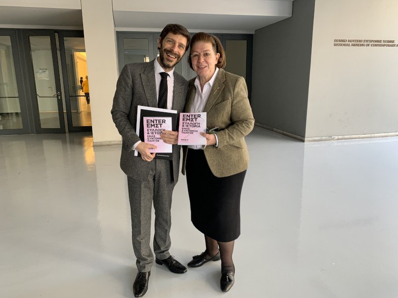 Η υπουργός Λίνα Μενδώνη και ο γενικός γραμματέας σύγχρονου Πολιτισμού Νικόλας Γιατρομανωλάκης με τον φρεσκοτυπωμένο κατάλογο του Μουσείου. Η έναρξη λειτουργίας του ΕΜΣΤ είναι μια ιστορική στιγμή για το υπουργείο Πολιτισμού, τόνισε η Λίνα Μενδώνη