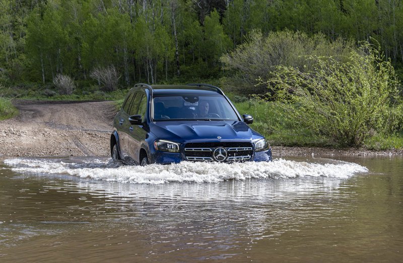 Για την κίνηση της νέας GLS φροντίζουν 3 νέα μηχανικά σύνολα τα οποία συνδυάζονται με το ήπιο υβριδικό σύστημα της Mercedes