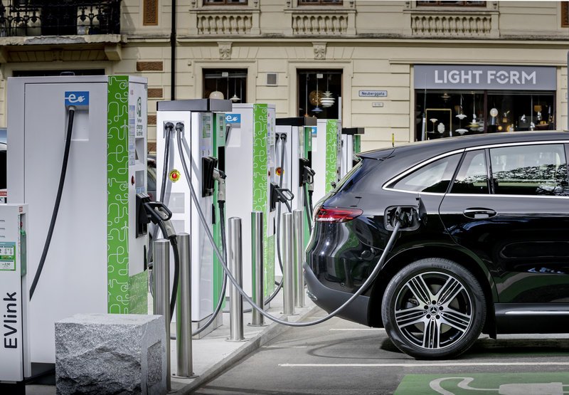 Η στιγμή του... γεμίσματος της Mercedes-Benz EQC
