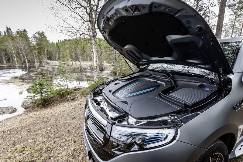 Τι κρύβεται κάτω από το καπό της Mercedes-Benz EQC