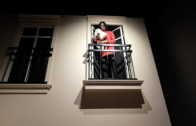 Η σκηνή με τον Μάικλ Τζάκσον που κρατά τον μόλις 9 μηνών γιο του έξω από το μπαλκόνι του ξενοδοχείου Adlon στο Βερολίνο