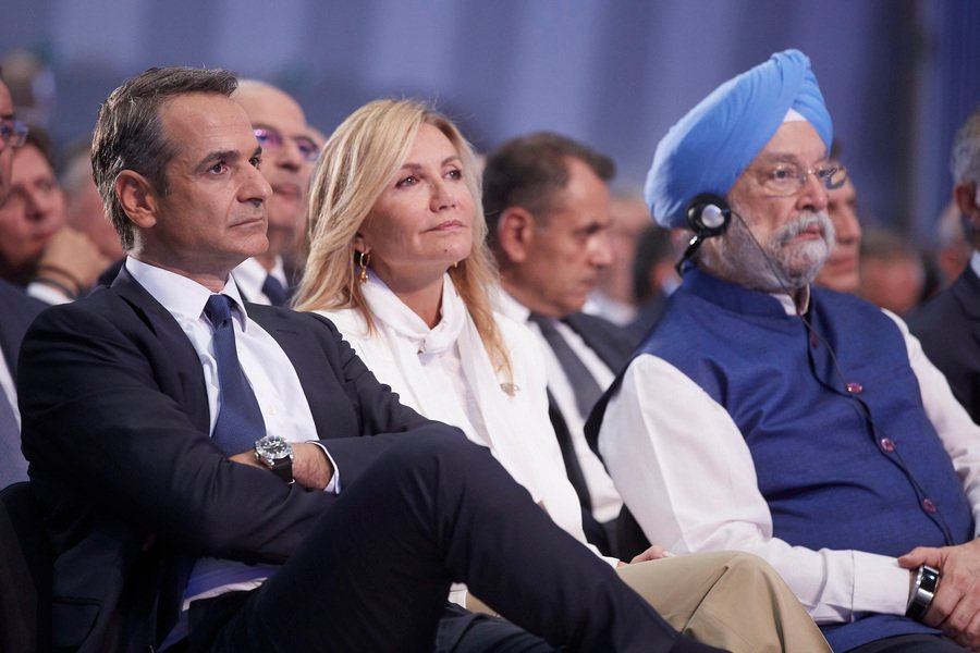 Ο Κυριάκος Μητσοτάκης με την σύζυγό του Μαρέβα και τον Ινδό υπουργό Εμπορίου Hardeep Singh Puri/φωτογραφία: ΑΠΕ-ΜΠΕ