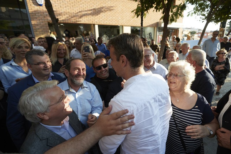 Ο Κυριάκος Μητσοτάκης με κόσμο στο Κερατσίνι