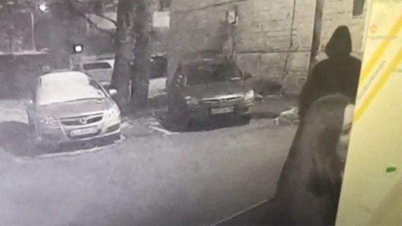 Κάμερα ασφαλείας κατέγραψε τη στιγμή που ο μασκοφόρος δολοφόνος πλησίασε τη χορεύτρια, αλλά δεν υπάρχουν άλλα στοιχεία, που να οδηγούν κάπου την αστυνομία