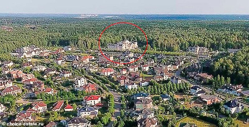 H Property-V, η εταιρεία που ολοκλήρωσε την ανέγερση του παλατιού, έχει πολλούς δεσμούς με τη ρωσική ελίτ και άτομα του περιβάλλοντος του Πούτιν, ορισμένα εκ των οποίων διαθέτουν σπίτια στο Greenfields, το «χωριό των δισεκατομμυριούχων» στα περίχωρα της Μόσχας