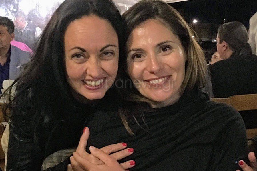 Η σύζυγος του Γιώργου Σταθάκη, Θέμις Γκέκου με την Μπέτυ Μπαζιάνα