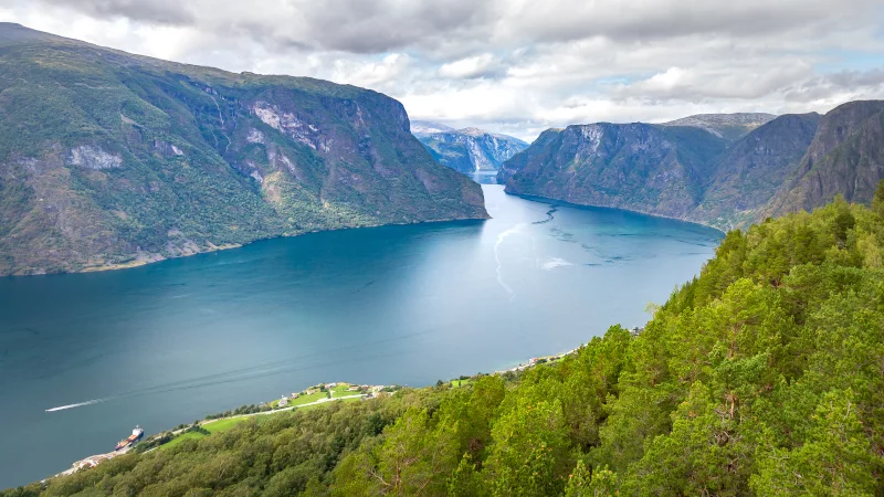 Ta Pio Entypwsiaka Fiord Ths Norbhgias Me Krystallina Nera Mesa Se Kataprasina Dash San Na Exoyn Bgei Apo Paramy8i Eikones Travel Iefimerida Gr