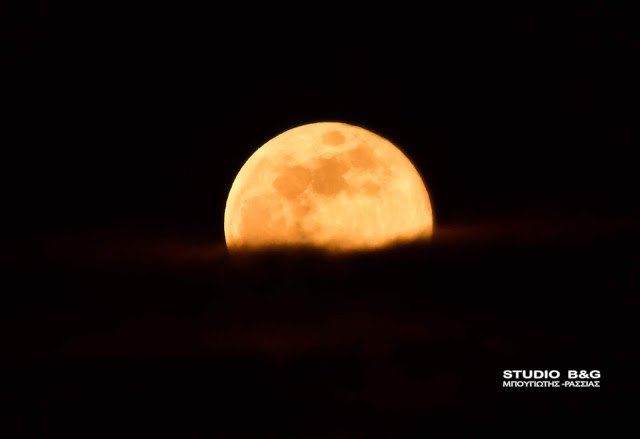 Η υπερπανσέληνος από το Ναύπλιο/ Φωτογραφία: argolikeseidhseis