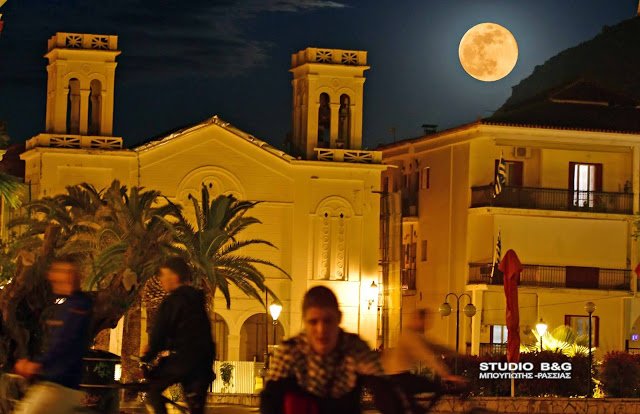 Η υπερπανσέληνος από το Ναύπλιο/ Φωτογραφία: argolikeseidhseis
