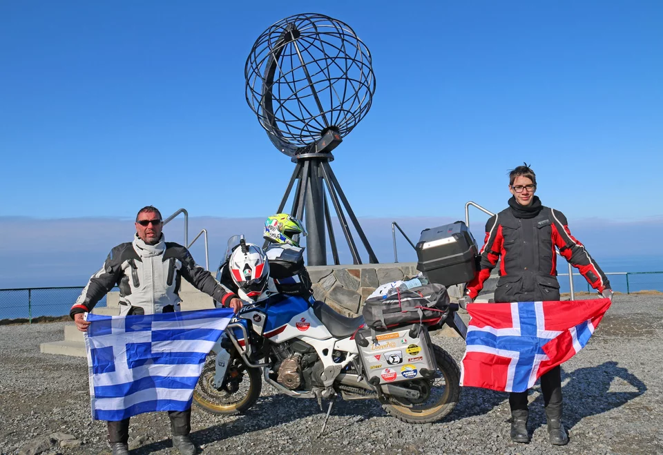 Δυο αντρες με σημαίες