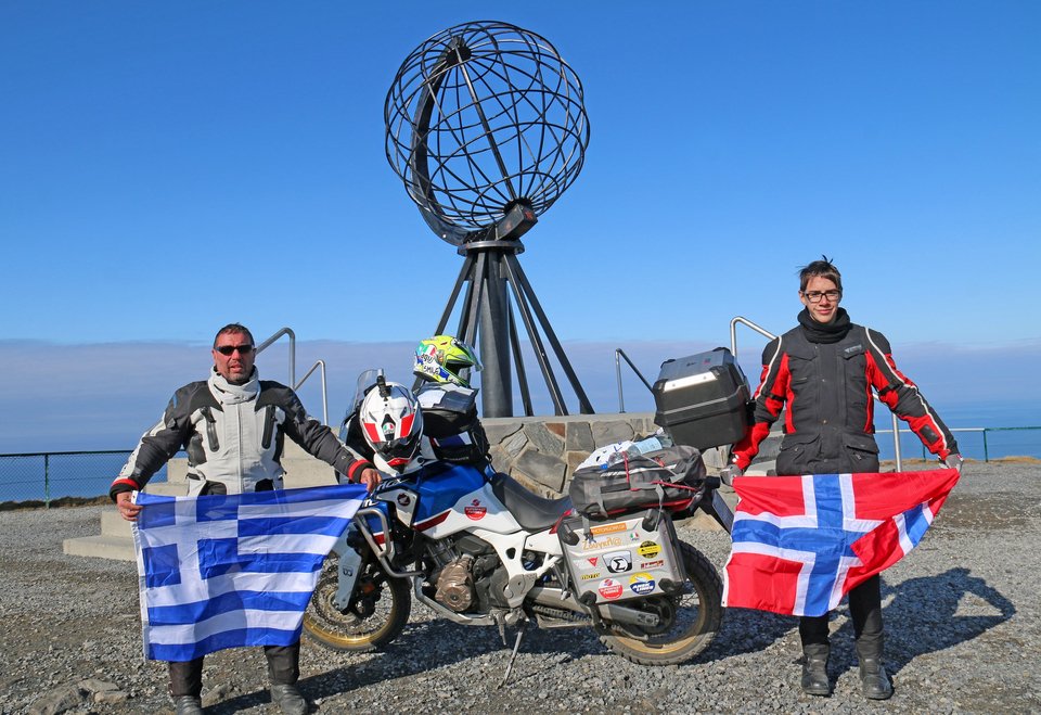 Δυο αντρες με σημαίες 