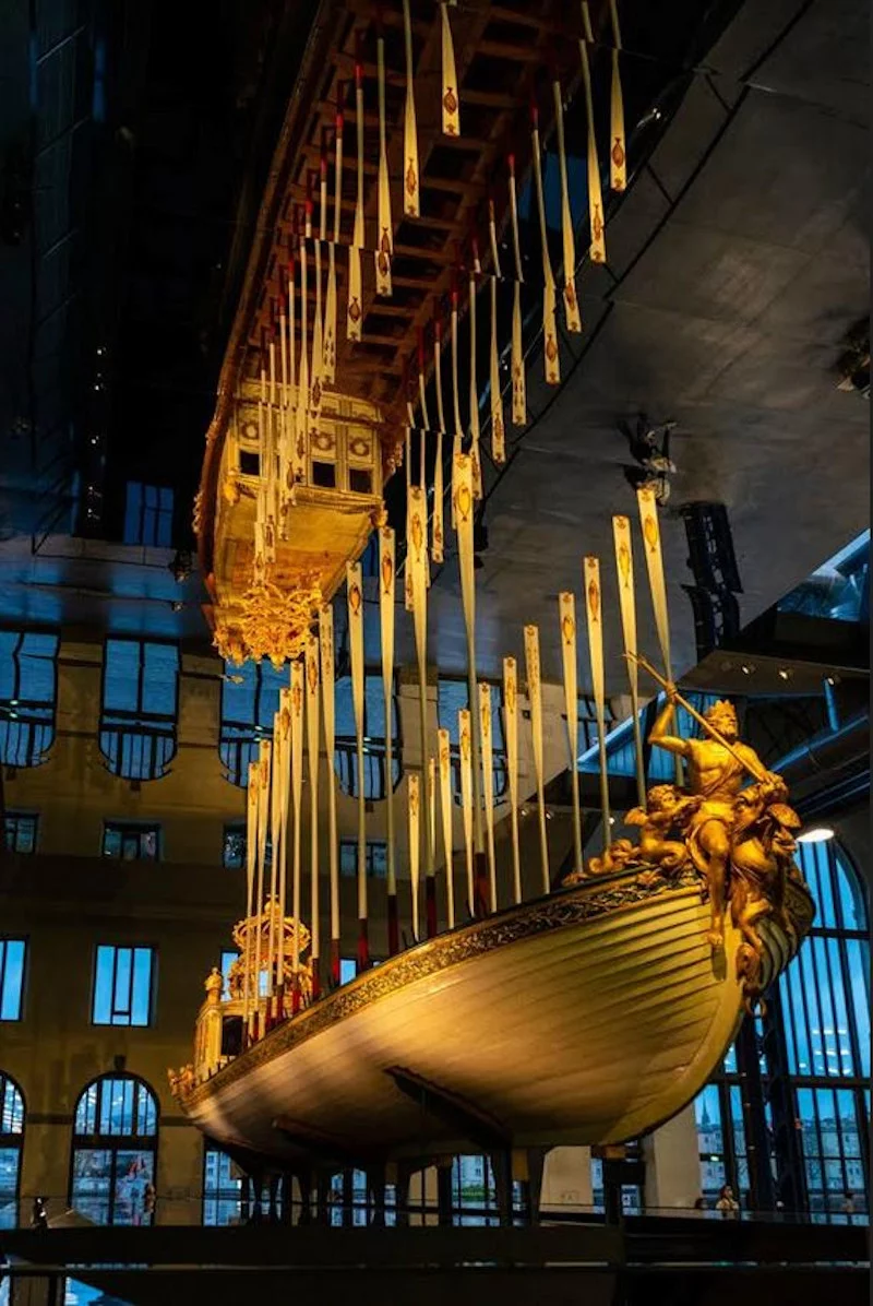 Ένας καθρέφτης κρεμασμένος πάνω από τη φορτηγίδα του Ναπολέοντα επιτρέπει στους επισκέπτες να περιεργαστούν το κατάστρωμά της