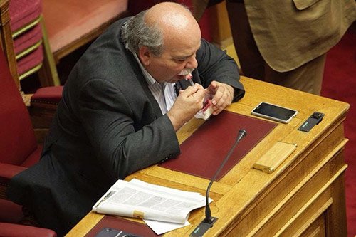 Ο Νίκος Βούτσης τρώει ένα γλυκό την ώρα της συνεδρίας στης Βουλής