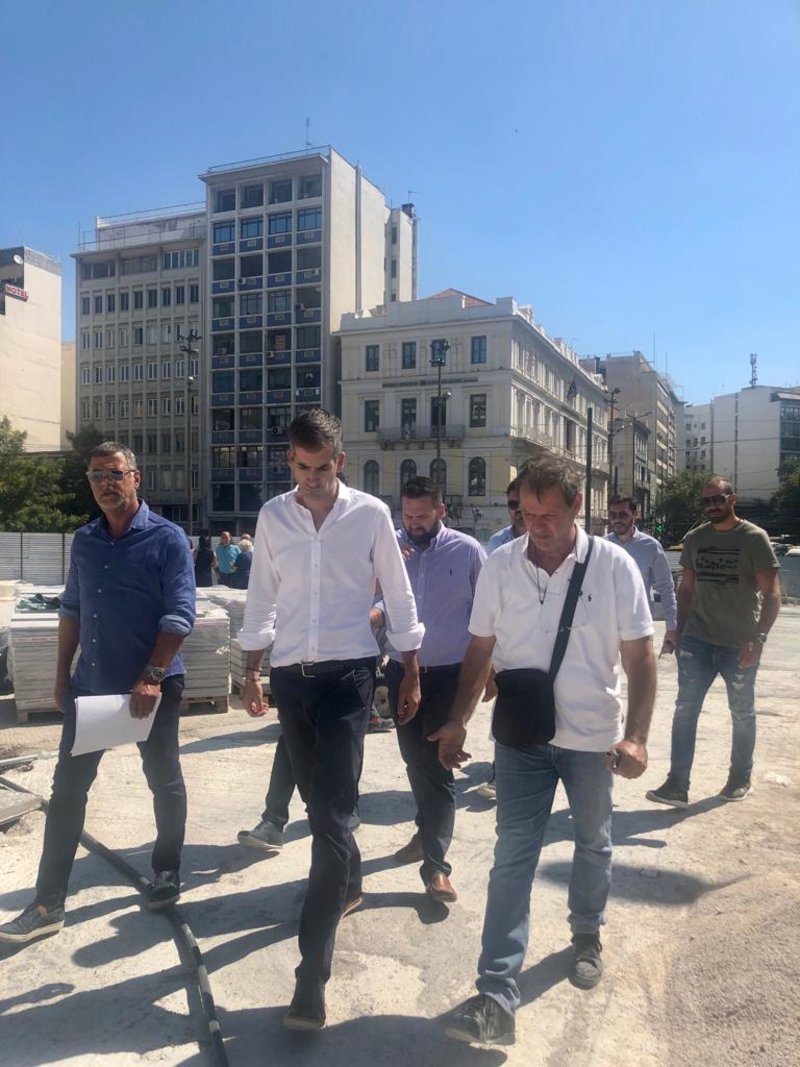Στο εργοτάξιο της Ομόνοιας ο Μπακογιάννης -«Επίσπευση των έργων για να παραδοθεί γρήγορα η Πλατεία στους Αθηναίους»