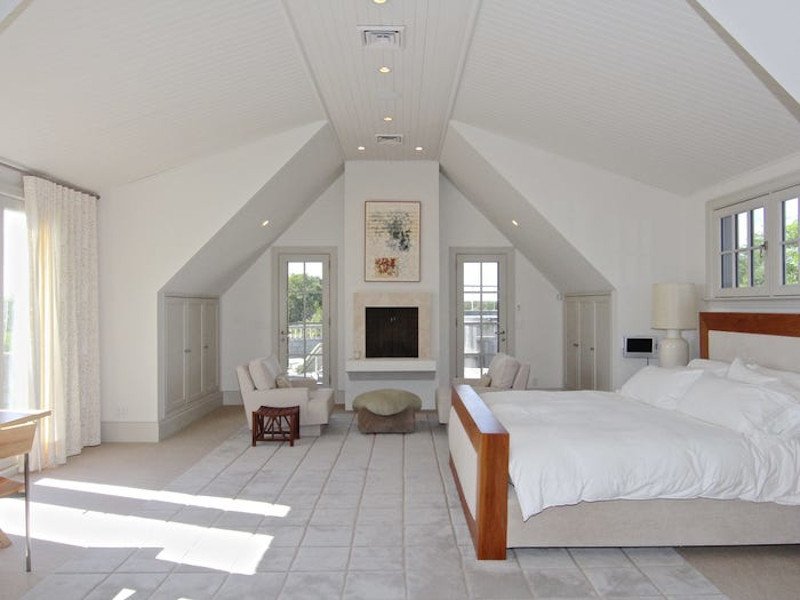Το ευρύχωρο, ψηλοτάβανο master bedroom της βίλας.