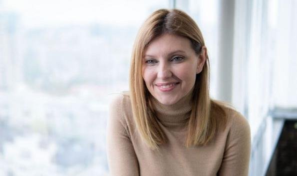 Η Γιελένα Ζελένσκαγια ποζάρει χαμογελαστή στο φακό.
