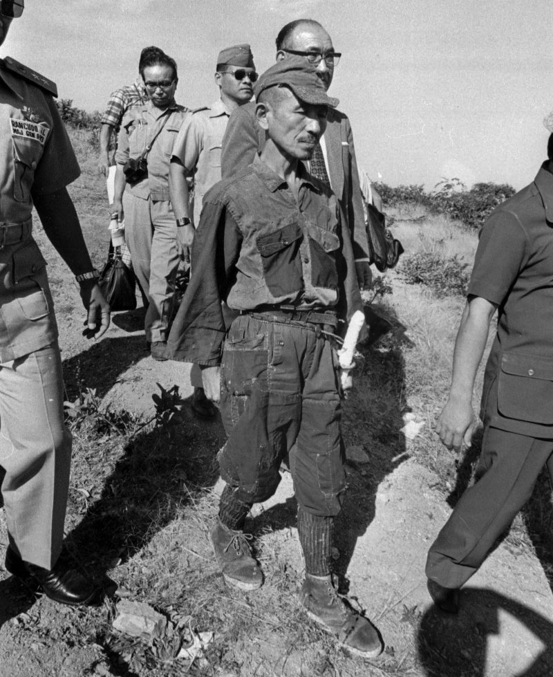 O Χίρου Ονόντα τη μέρα της παράδοσής του στη νήσο Λουμπάνγκ, έτοιμος να επιβιβαστεί σε ελικόπτερο που θα τον μεταφέρει στη Μανίλα