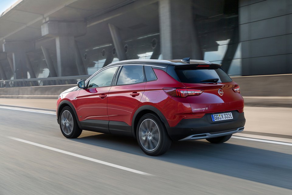 Με άνεση και ασφάλεια στο δρόμο το Grandland X Hybrid4