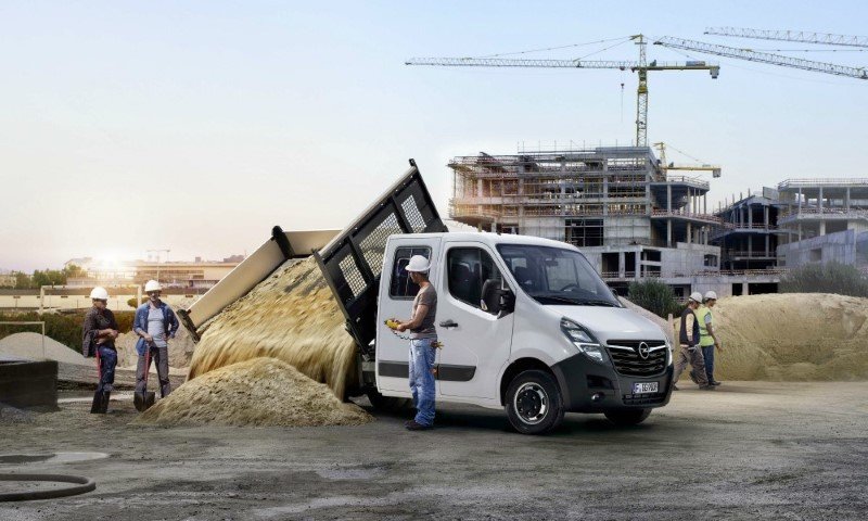 Η καρότσα είναι ανατρεπόμενη προς τα πίσω, ενώ διατίθεται και ανατρεπόμενη καρότσα προς τρεις κατευθύνσεις.