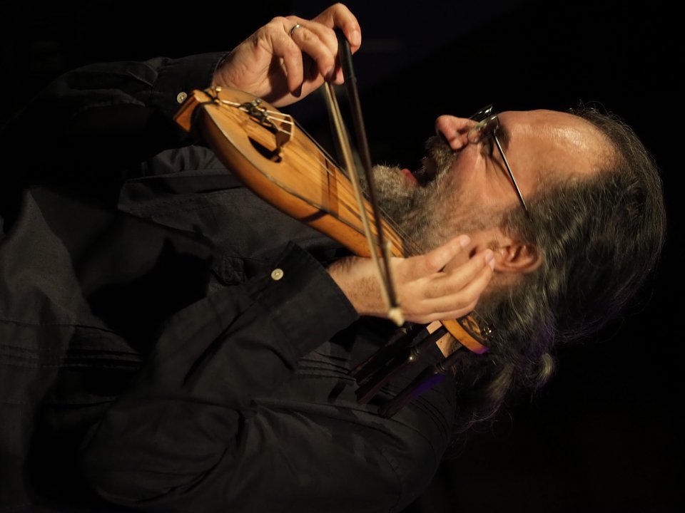 Σωκράτης Σινόπουλος με λύρα 