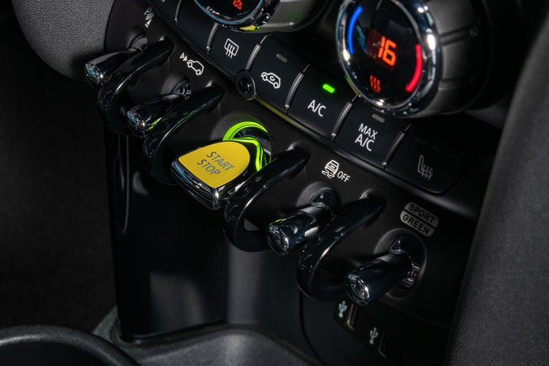 Ένα MINI ELECTRIC Wallbox διατίθεται προαιρετικά για φόρτιση στο σπίτι
