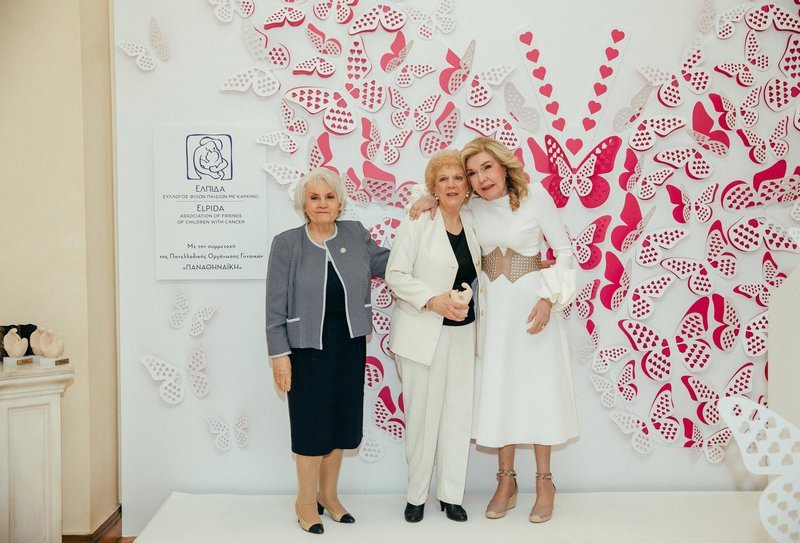 Η Μαριάννα Β. Βαρδινογιάννη και η Μαρία Γιαννίρη με την μητέρα του Στέλιου Κυμπουρόπουλου, Μιρέλλα