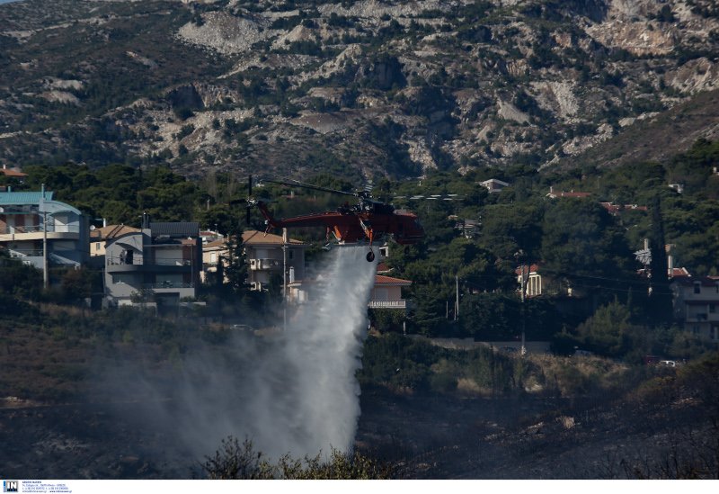 Πυροσβεστικές δυνάμεις επιχειρούν στο σημείο / Φωτογραφία: INTIME NEWS