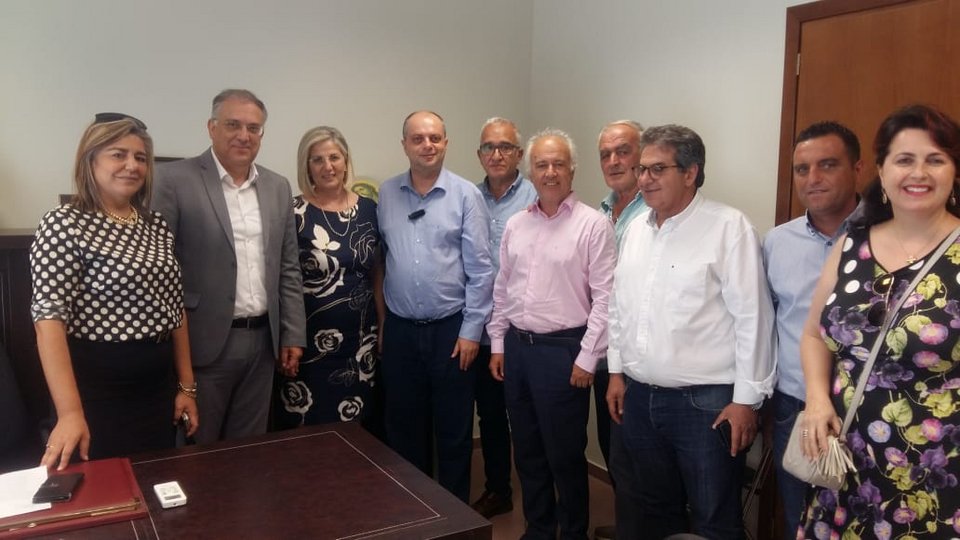 Ο Τάκης Θεοδωρικάκος με τοπικούς φορείς/ Φωτογραφία: ΥΠΕΣ