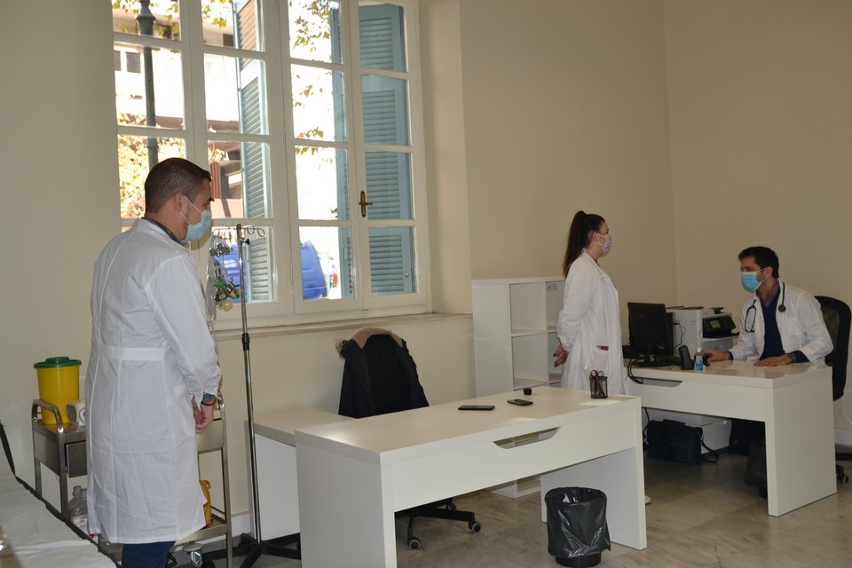 Το Κοινωνικό Ιατρείο είναι πλήρως εξοπλισμένο με τα απαραίτητα ιατρικά μηχανήματα, όπως συμπυκνωτή οξυγόνου, καρδιογράφο, απινιδωτή, νεφελοποιητές, ωτοσκόπιο, συσκευές αναρρόφησης, οξύμετρα, πιεσόμετρα, μετρητές σακχάρου