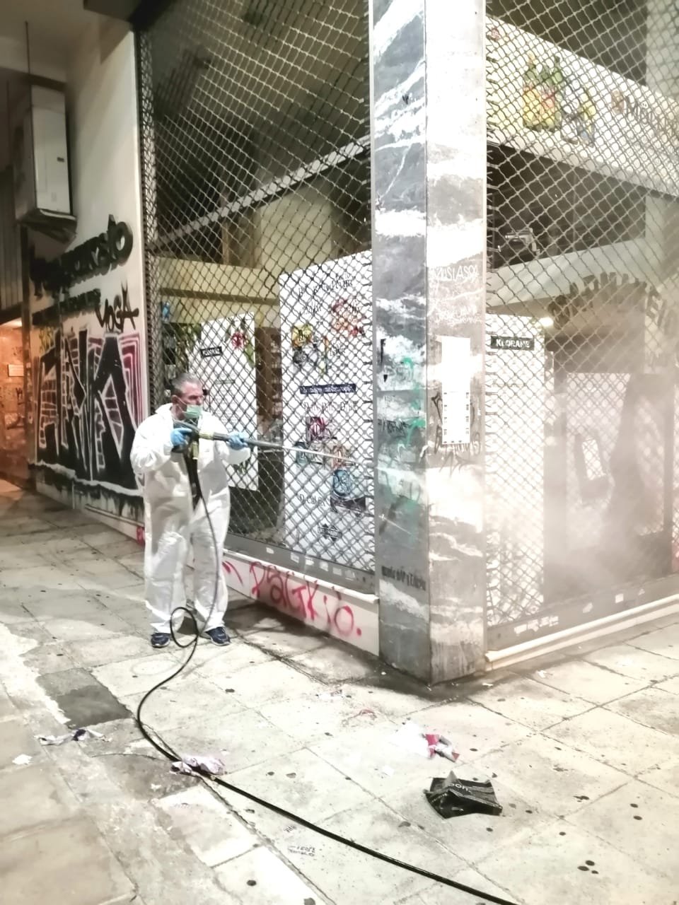 Συνεργεία του Δήμου Αθηναίων καθαρίζουν τους τοίχους στην Αθήνα από τις αφίσες. 