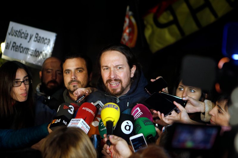 Ο ηγέτης των Podemos, του κόμματος της ριζοσπαστικής αριστεράς, Πάμπλο Ιγκλέσιας κάνει δηλώσεις στα ισπανικά και διεθνή ΜΜΕ.