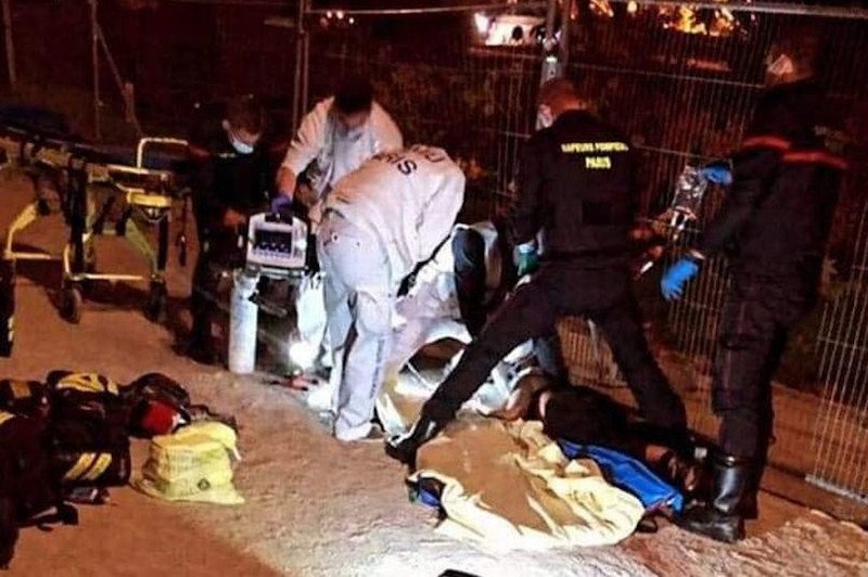 Αστυνομικοί και διασώστες στο σημείο της επίθεσης κοντά στον Πύργο του Άιφελ