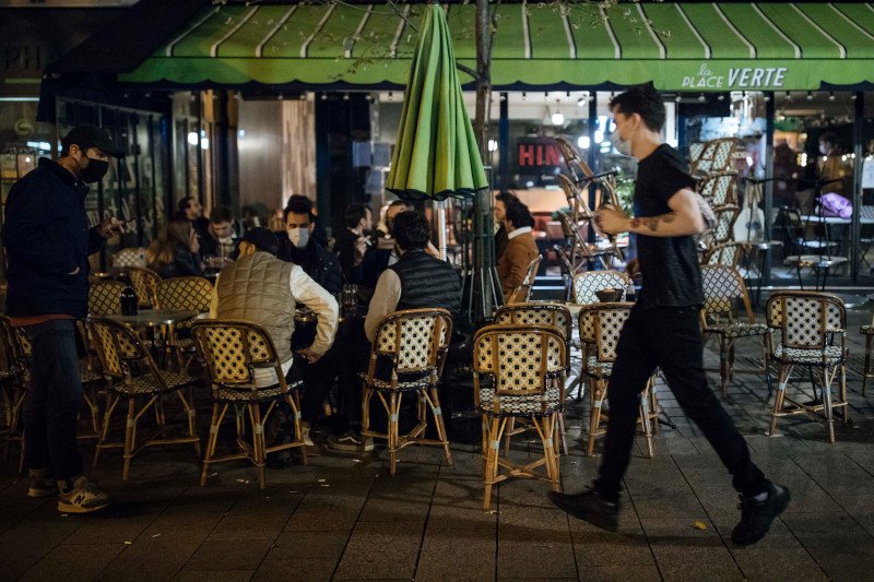 Πολλοί Παριζιάνοι βγήκαν για ένα τελευταίο ποτό ή δείπνο με φίλους σε μπιστρό, εστιατόρια και μπαρ