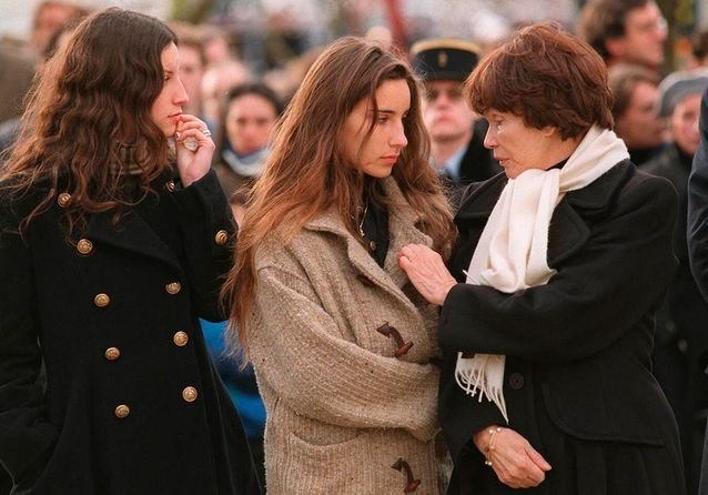 Δεξιά η Ντανιέλ Μιτεράν, σύζυγος του Γάλλου προέδρου, στο μέσον η εγγονή Πασκάλ Μιτεράν