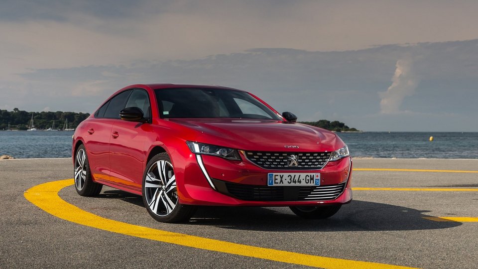Το Peugeot 508 σε κόκκινο χρώμα