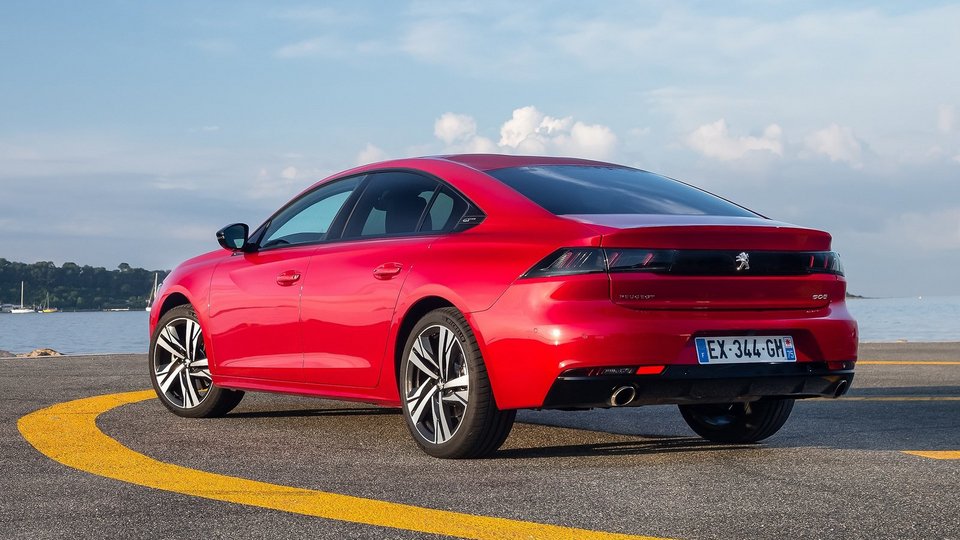 Το Peugeot 508 σε κόκκινο χρώμα