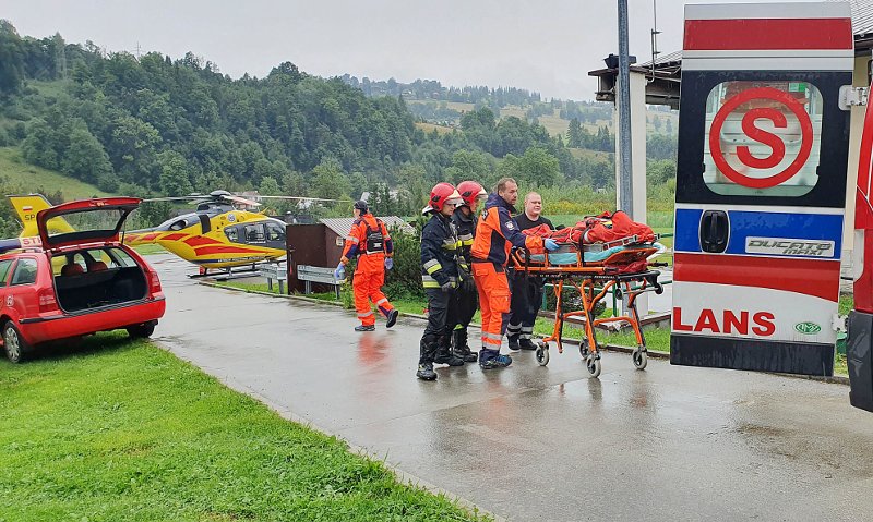 Διασώστες μεταφέρουν τραυματία στη νότια Πολωνία.
