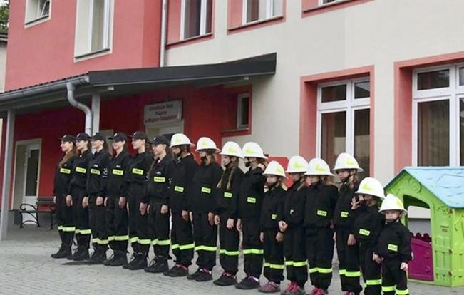 Τα μέλη της τοπικής εθελοντικής πυροσβεστικής υπηρεσίας είναι ως επί το πλείστον γυναίκες
