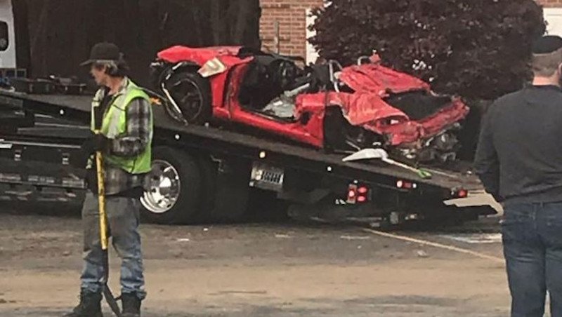Η Porsche χτύπησε με μεγάλη ταχύτητα σε προστατευτικό διάζωμα και εκσφενδονίστηκε στο κτίριο / Φωτογραφίες: Twitter