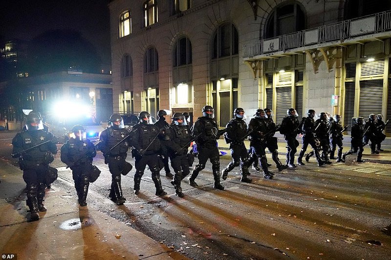 Διαδηλωτές στο Πόρτλαντ έσπασαν βιτρίνες, έκαψαν την αστερόεσσα - τουλάχιστον ένας εξ' αυτών κουβαλούσε όπλο μαζί του - και κλήθηκε τελικά η Εθνοφρουρά